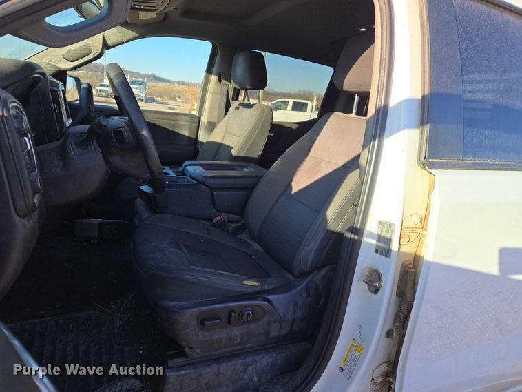 image for item ET5421 2019 Chevrolet Silverado 1500 Crew Cab pickup truck