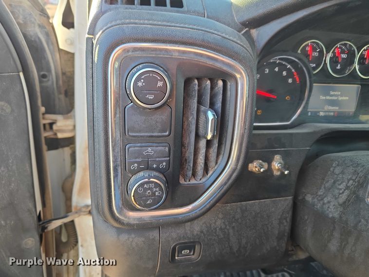 image for item ET5421 2019 Chevrolet Silverado 1500 Crew Cab pickup truck