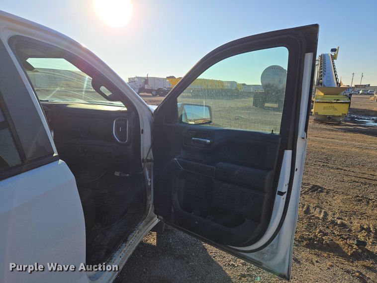 image for item ET5421 2019 Chevrolet Silverado 1500 Crew Cab pickup truck