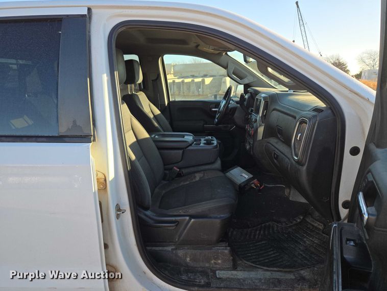 image for item ET5421 2019 Chevrolet Silverado 1500 Crew Cab pickup truck