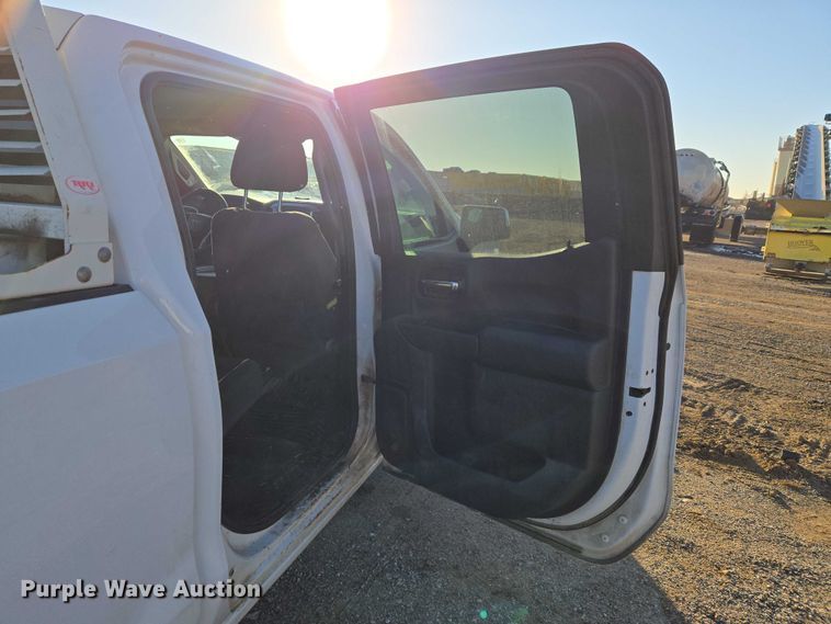 image for item ET5421 2019 Chevrolet Silverado 1500 Crew Cab pickup truck