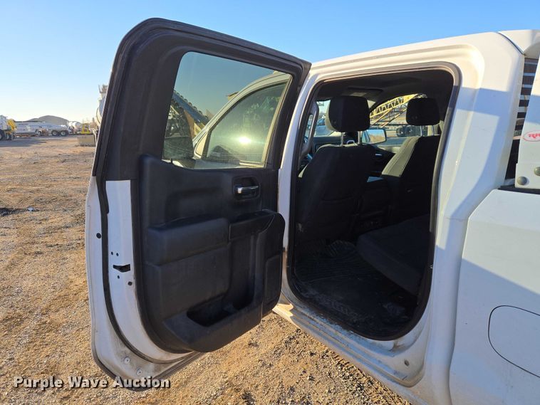 image for item ET5421 2019 Chevrolet Silverado 1500 Crew Cab pickup truck