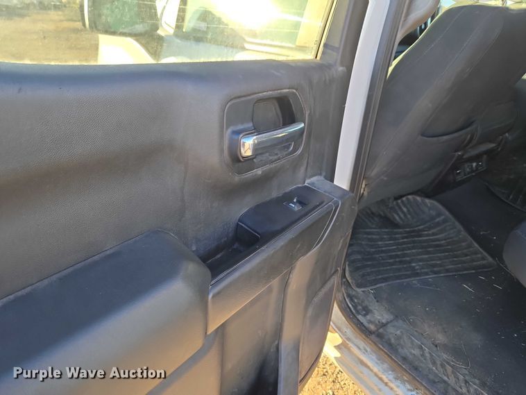 image for item ET5421 2019 Chevrolet Silverado 1500 Crew Cab pickup truck