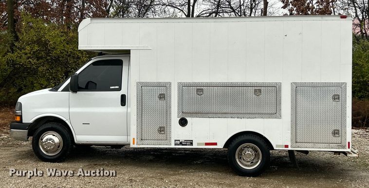 image for item ET6696 2021 Chevrolet Express 3500 delivery van