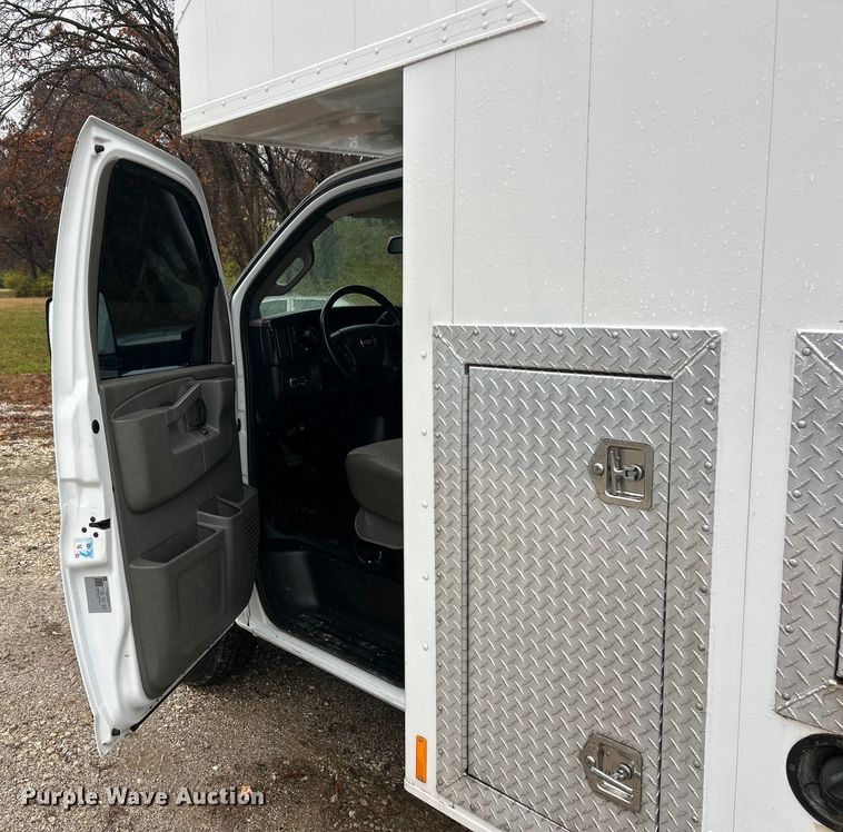 image for item ET6696 2021 Chevrolet Express 3500 delivery van