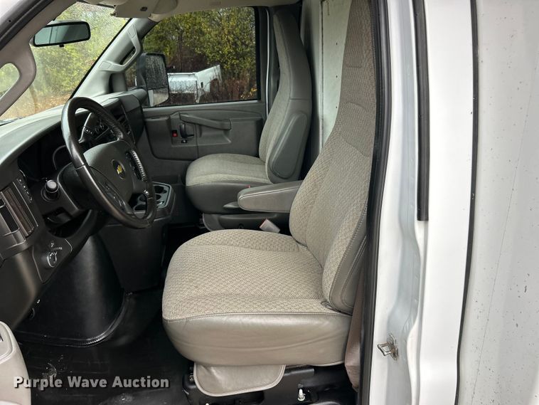 image for item ET6696 2021 Chevrolet Express 3500 delivery van