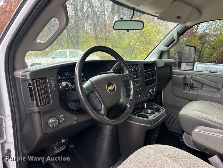 image for item ET6696 2021 Chevrolet Express 3500 delivery van