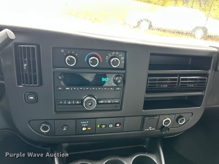 image for item ET6696 2021 Chevrolet Express 3500 delivery van