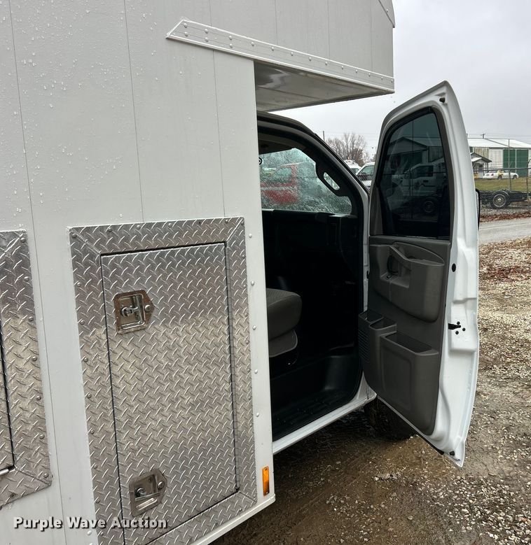 image for item ET6696 2021 Chevrolet Express 3500 delivery van