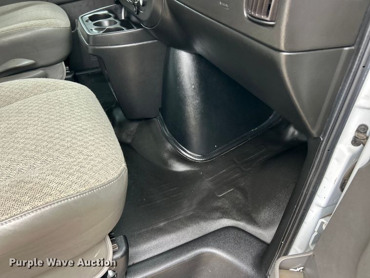 image for item ET6696 2021 Chevrolet Express 3500 delivery van