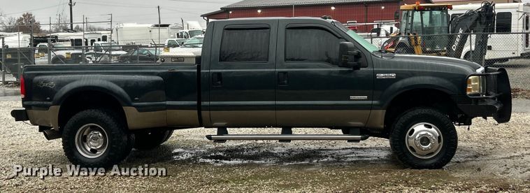image for item ET6697 2006 Ford F350 Super Duty Lariat Crew Cab pickup truck