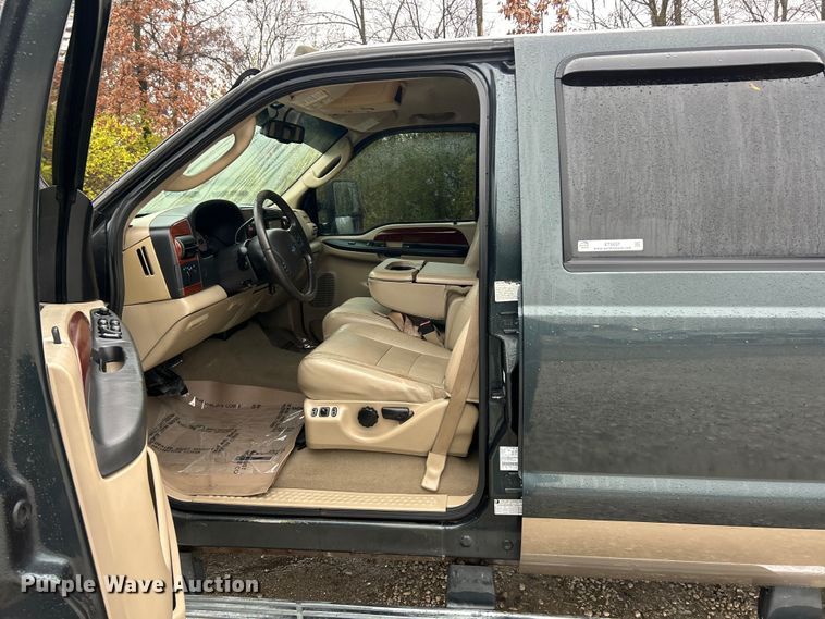 image for item ET6697 2006 Ford F350 Super Duty Lariat Crew Cab pickup truck