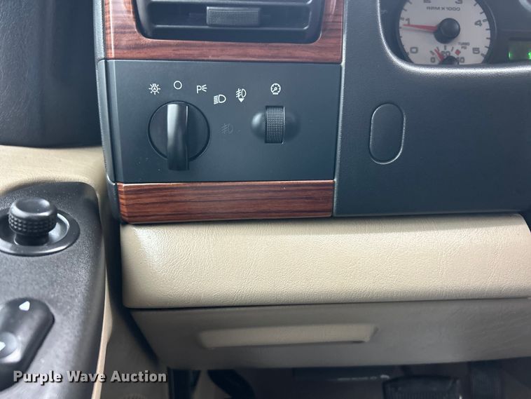 image for item ET6697 2006 Ford F350 Super Duty Lariat Crew Cab pickup truck