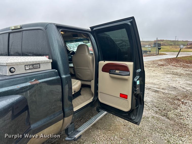 image for item ET6697 2006 Ford F350 Super Duty Lariat Crew Cab pickup truck