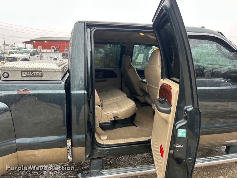 image for item ET6697 2006 Ford F350 Super Duty Lariat Crew Cab pickup truck