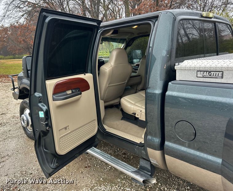 image for item ET6697 2006 Ford F350 Super Duty Lariat Crew Cab pickup truck