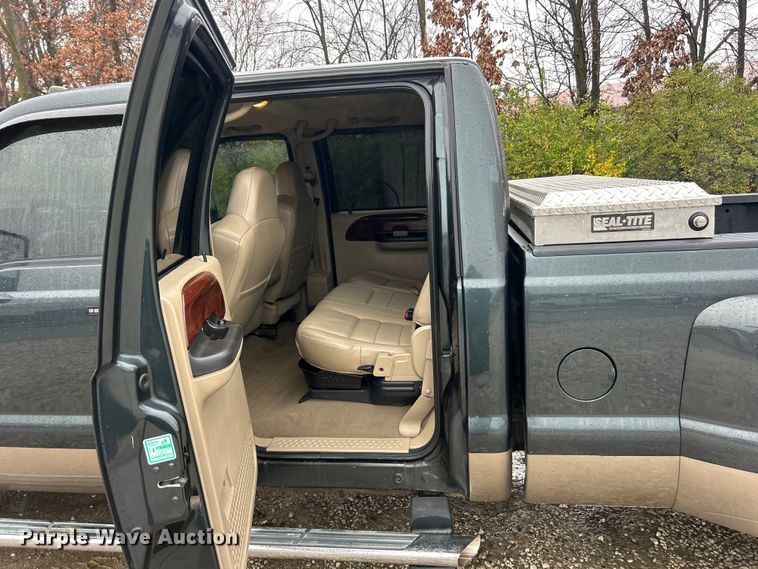 image for item ET6697 2006 Ford F350 Super Duty Lariat Crew Cab pickup truck