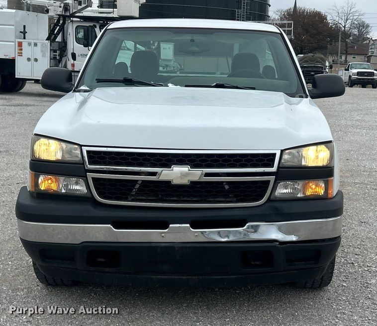 image for item ET6730 2006 Chevrolet Silverado 1500 pickup truck