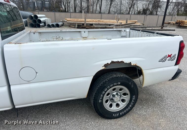 image for item ET6730 2006 Chevrolet Silverado 1500 pickup truck