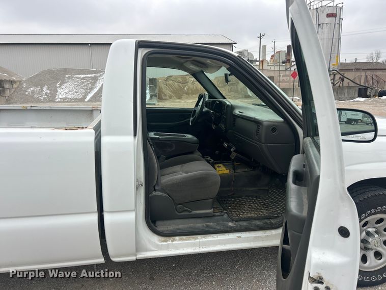 image for item ET6730 2006 Chevrolet Silverado 1500 pickup truck