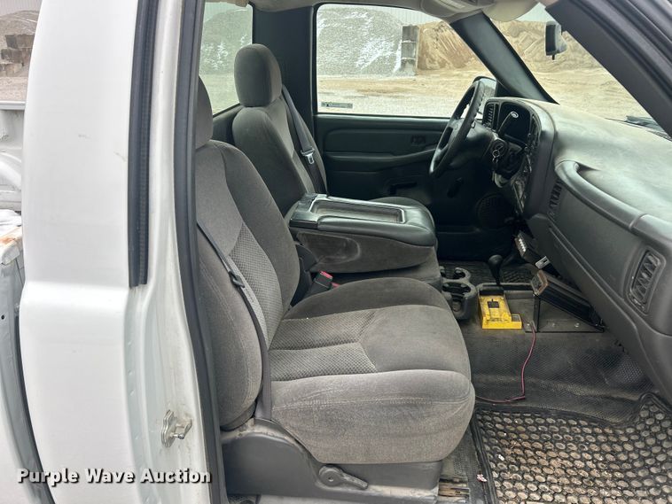 image for item ET6730 2006 Chevrolet Silverado 1500 pickup truck