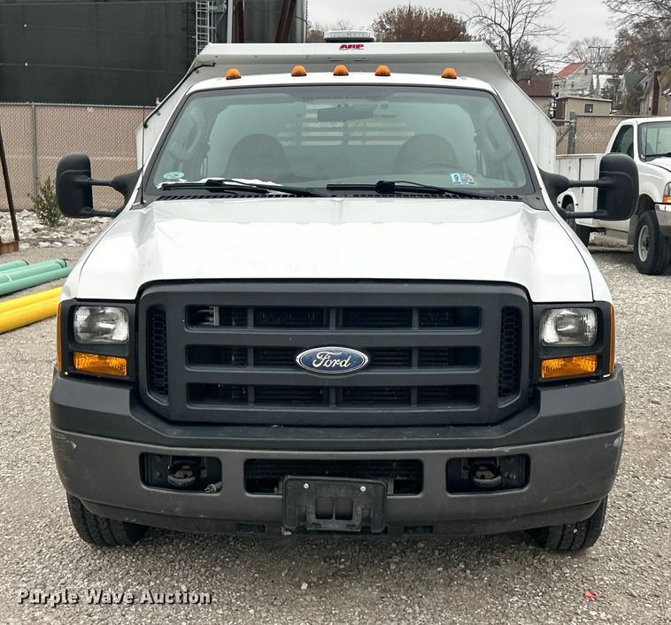 image for item ET6731 2007 Ford F350 XL Super Duty dump bed pickup truck