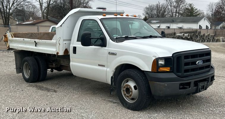 image for item ET6731 2007 Ford F350 XL Super Duty dump bed pickup truck