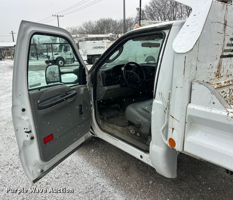 image for item ET6731 2007 Ford F350 XL Super Duty dump bed pickup truck