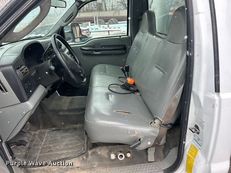 image for item ET6731 2007 Ford F350 XL Super Duty dump bed pickup truck