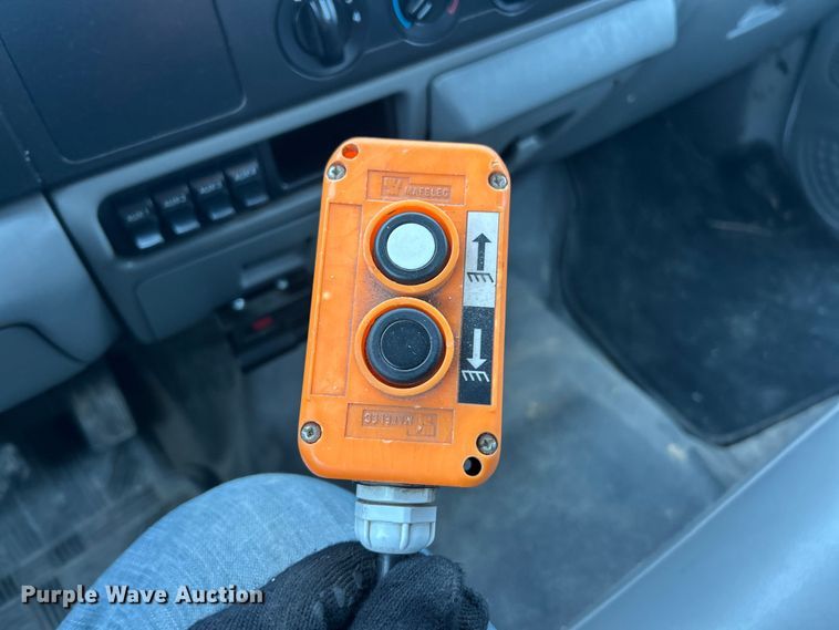 image for item ET6731 2007 Ford F350 XL Super Duty dump bed pickup truck