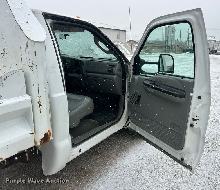 image for item ET6731 2007 Ford F350 XL Super Duty dump bed pickup truck