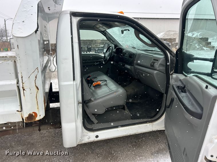 image for item ET6731 2007 Ford F350 XL Super Duty dump bed pickup truck