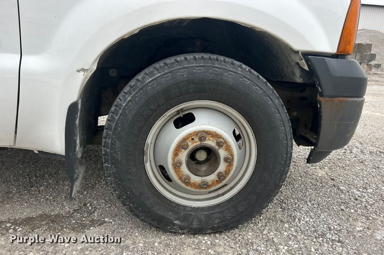 image for item ET6731 2007 Ford F350 XL Super Duty dump bed pickup truck