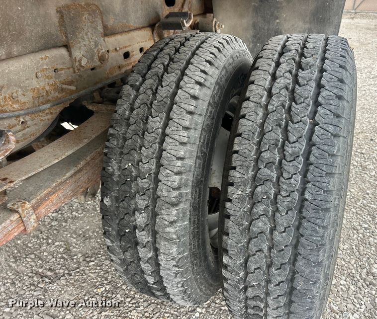 image for item ET6731 2007 Ford F350 XL Super Duty dump bed pickup truck