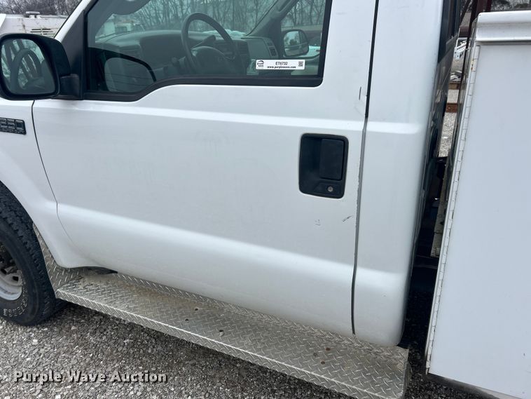 image for item ET6732 2003 Ford F250 XL Super Duty utility bed pickup truck