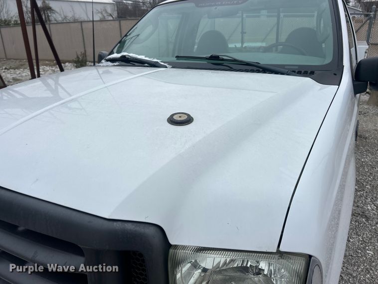 image for item ET6732 2003 Ford F250 XL Super Duty utility bed pickup truck