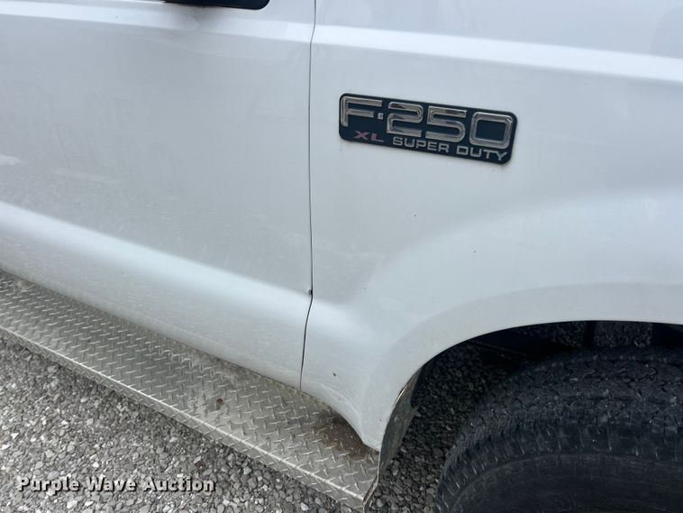 image for item ET6732 2003 Ford F250 XL Super Duty utility bed pickup truck