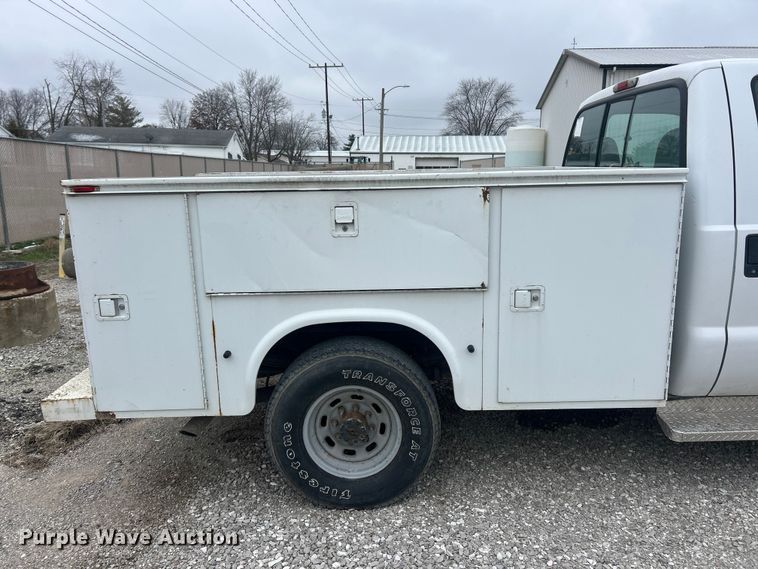 image for item ET6732 2003 Ford F250 XL Super Duty utility bed pickup truck