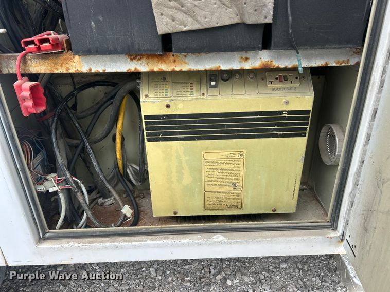 image for item ET6732 2003 Ford F250 XL Super Duty utility bed pickup truck