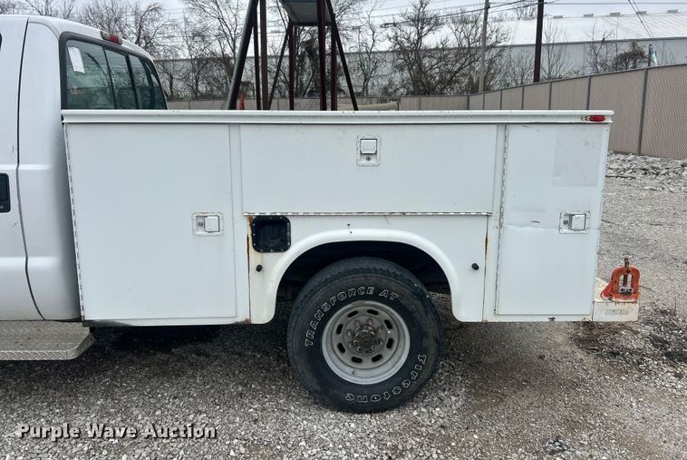 image for item ET6732 2003 Ford F250 XL Super Duty utility bed pickup truck