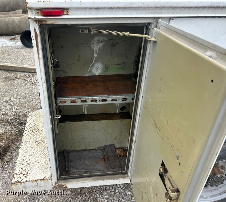 image for item ET6732 2003 Ford F250 XL Super Duty utility bed pickup truck