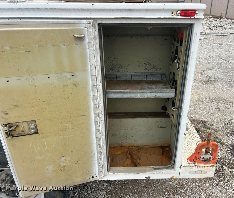 image for item ET6732 2003 Ford F250 XL Super Duty utility bed pickup truck