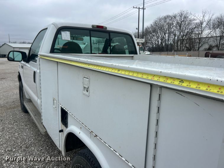 image for item ET6732 2003 Ford F250 XL Super Duty utility bed pickup truck