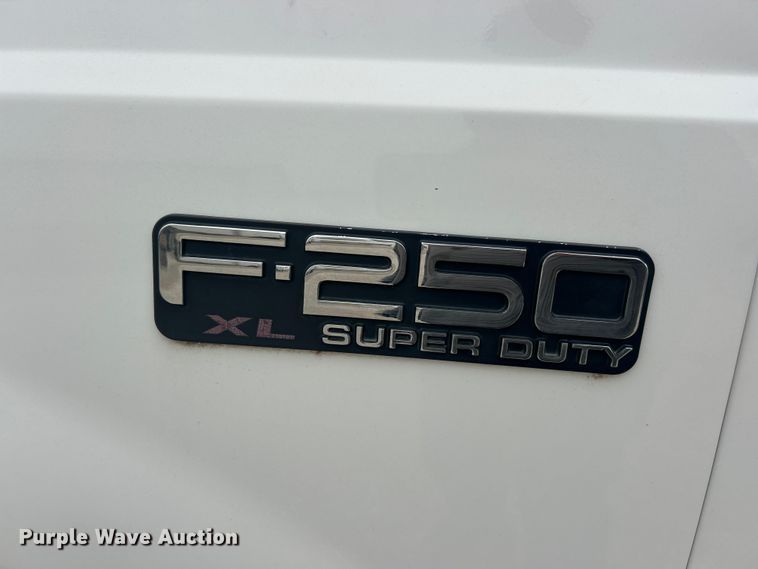 image for item ET6732 2003 Ford F250 XL Super Duty utility bed pickup truck