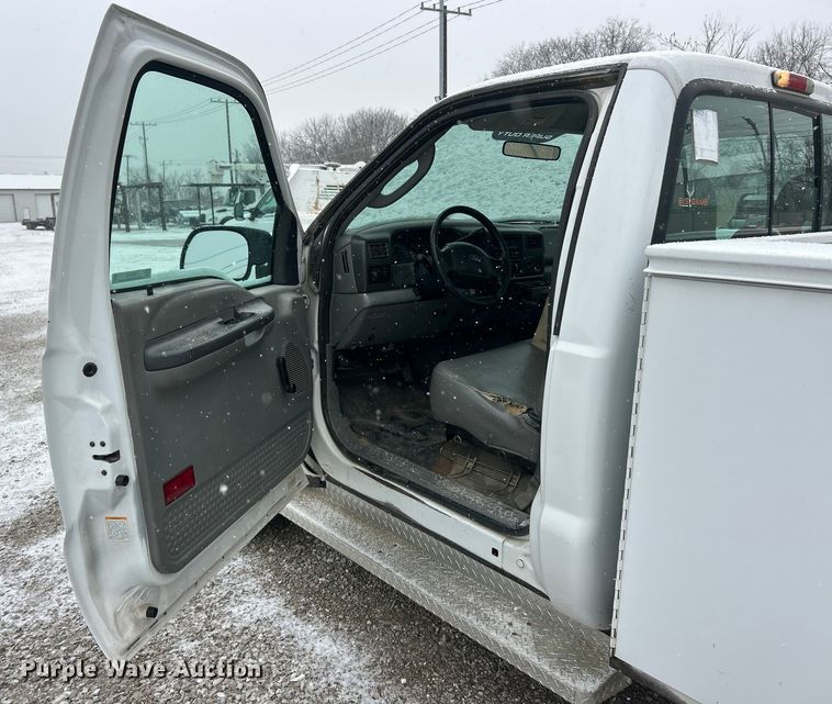 image for item ET6732 2003 Ford F250 XL Super Duty utility bed pickup truck