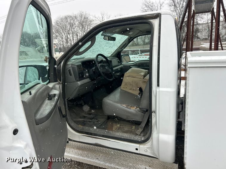 image for item ET6732 2003 Ford F250 XL Super Duty utility bed pickup truck