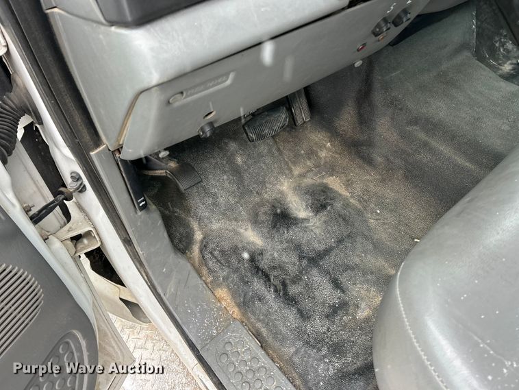 image for item ET6732 2003 Ford F250 XL Super Duty utility bed pickup truck