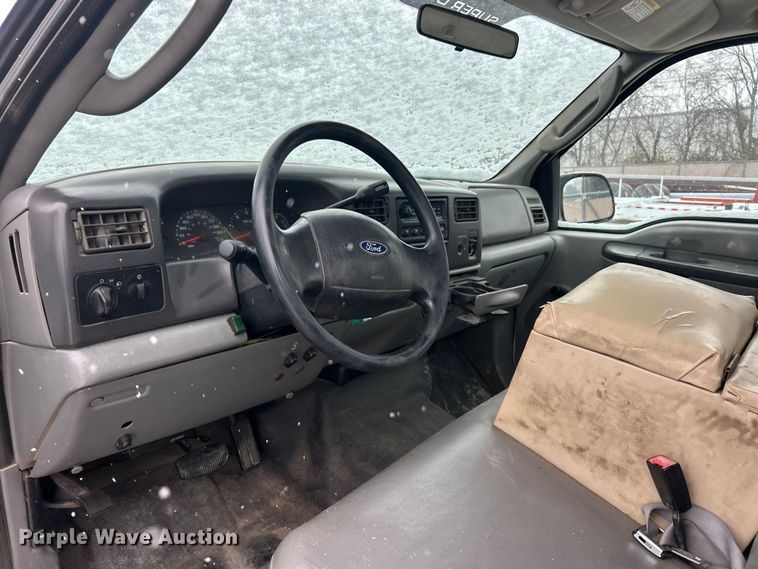 image for item ET6732 2003 Ford F250 XL Super Duty utility bed pickup truck