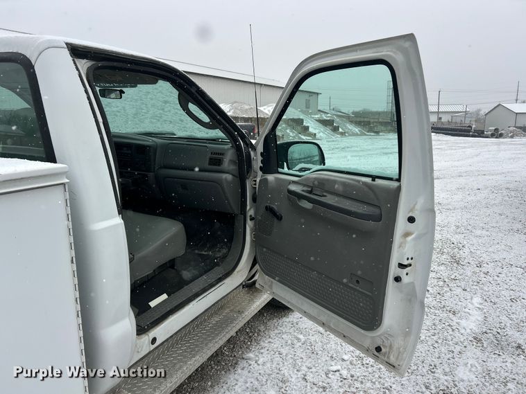 image for item ET6732 2003 Ford F250 XL Super Duty utility bed pickup truck