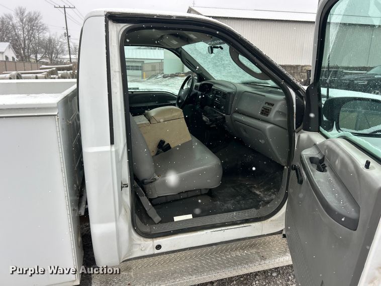 image for item ET6732 2003 Ford F250 XL Super Duty utility bed pickup truck